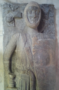 William Marshals gravrelieff i Temple  Church i London I typisk utrustning omkring hans død i 1219. I kamp ville han normalt båret en tønnehjelm over brynjekveiva. Foto Kristine Onsrud 