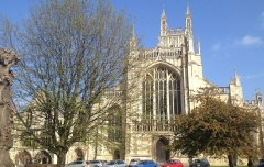 St Peter Katedralen i Gloucester, vestveggen med hovedtårnet i bakgrunnen.